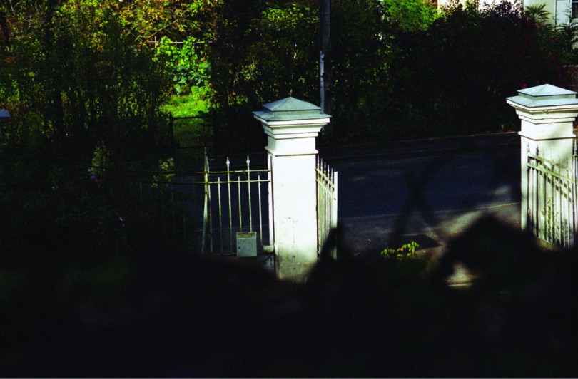 Portrait de famille - Le portail de l'entree depuis la fenêtre pres du telephone